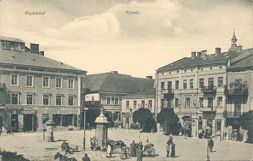 Click image for larger version  Name:	1024px-Market_Square_in_Piotrkow_before_1918_02.jpg Views:	0 Size:	36,2 KB ID:	2316770